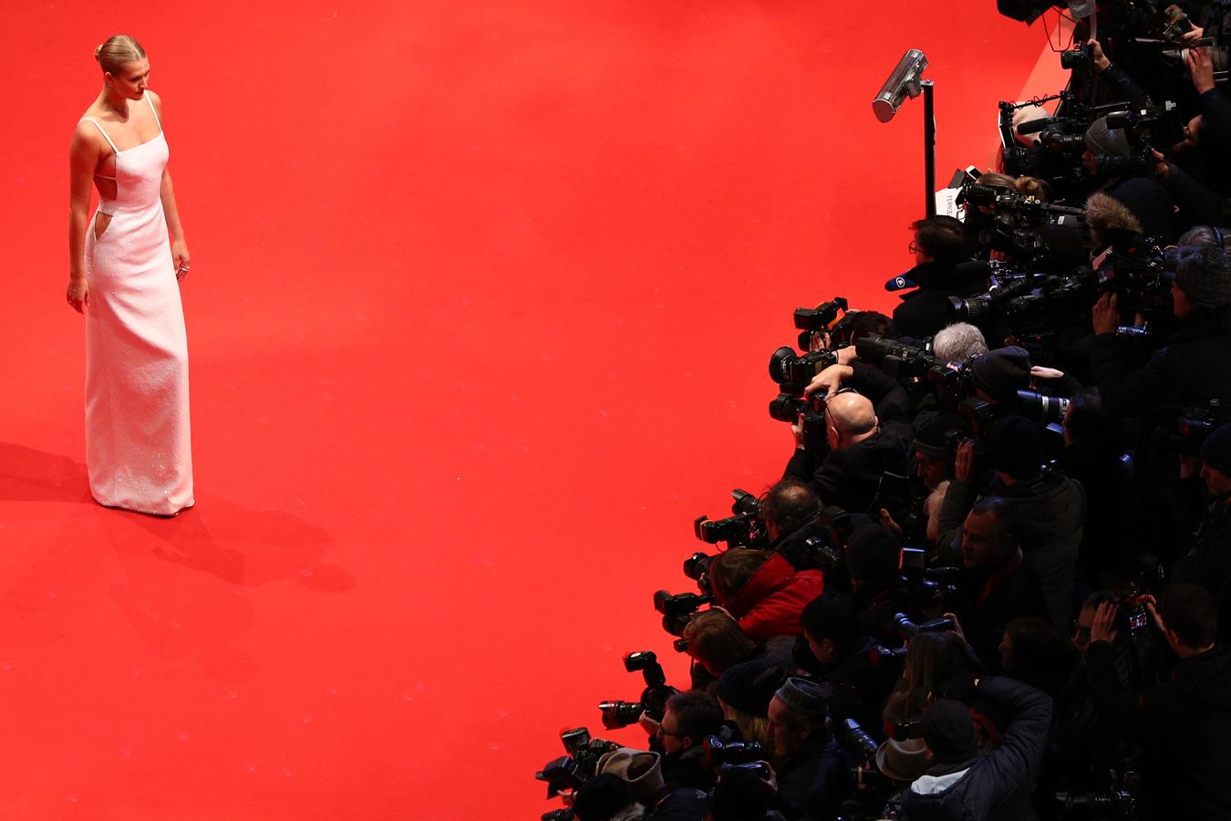 La Berlinale ya ha desplegado su alfombra roja y Toni Garn ha sido una de las primeras famosas en desfilar con ella con un vestido tubular cut out de color blanco de Hugo Boss