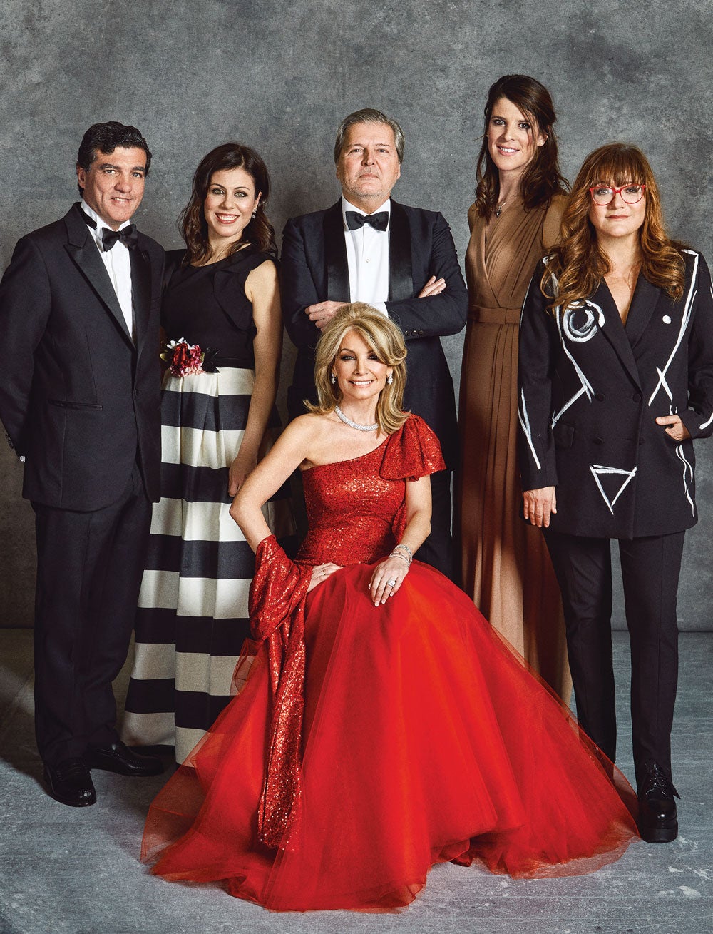 Las galardonadas Virginia Martínez, Ruth Beitia, Isabel Coixet, y Cristina Yanes. Posan junto al cardiólogo José Luiz Zamorano, Premio Mujerhoy al Compromiso Masculino y junto a Íñigo Méndez de Vigo, ministro de Educación, Cultura y Deporte.