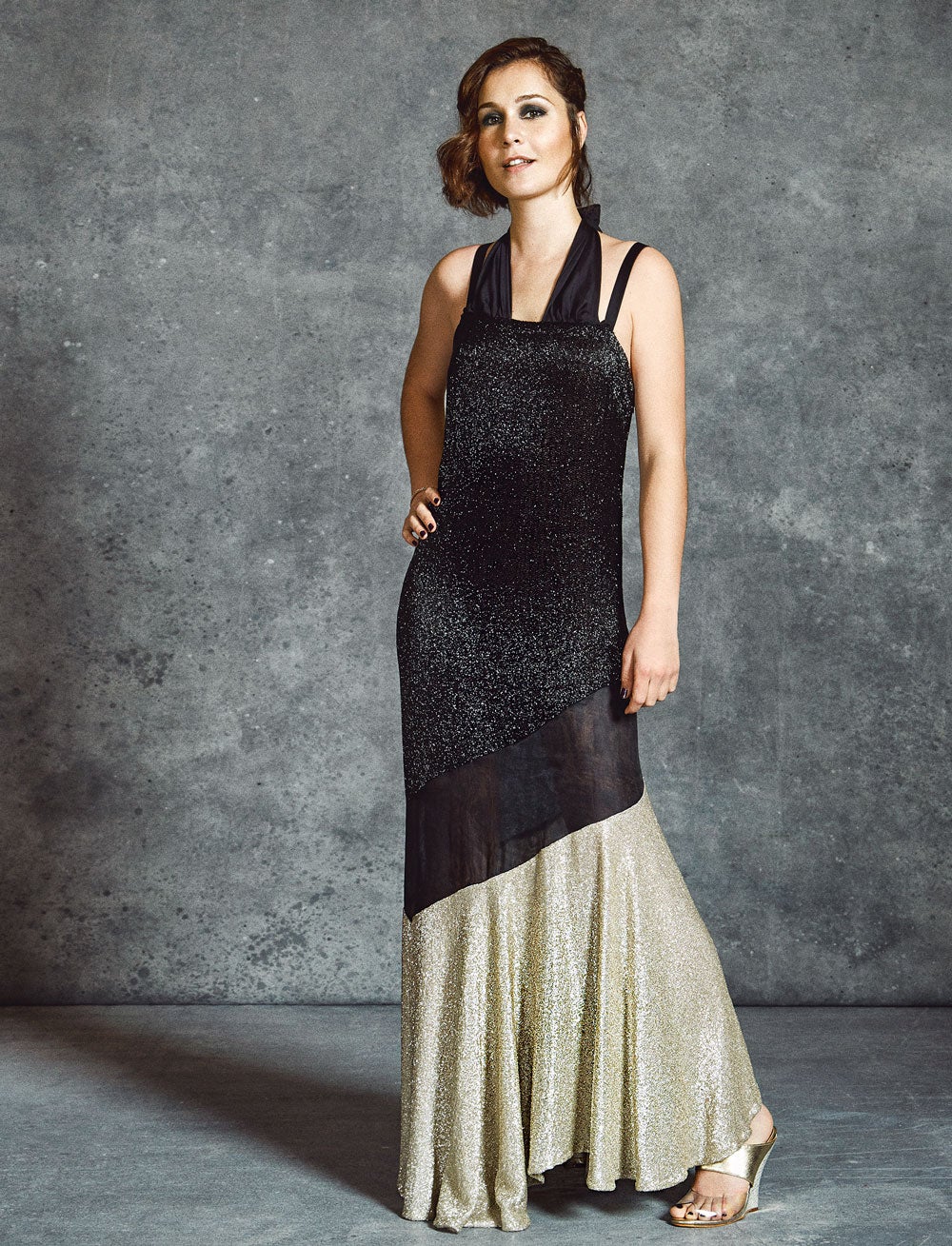 La actriz Nadia de Santiago, de Las chicas del cable, con look de Elisabetta Franchi.