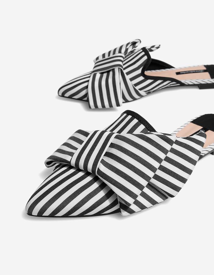 Zapato a rayas de Stradivarius: 19,99 euros.