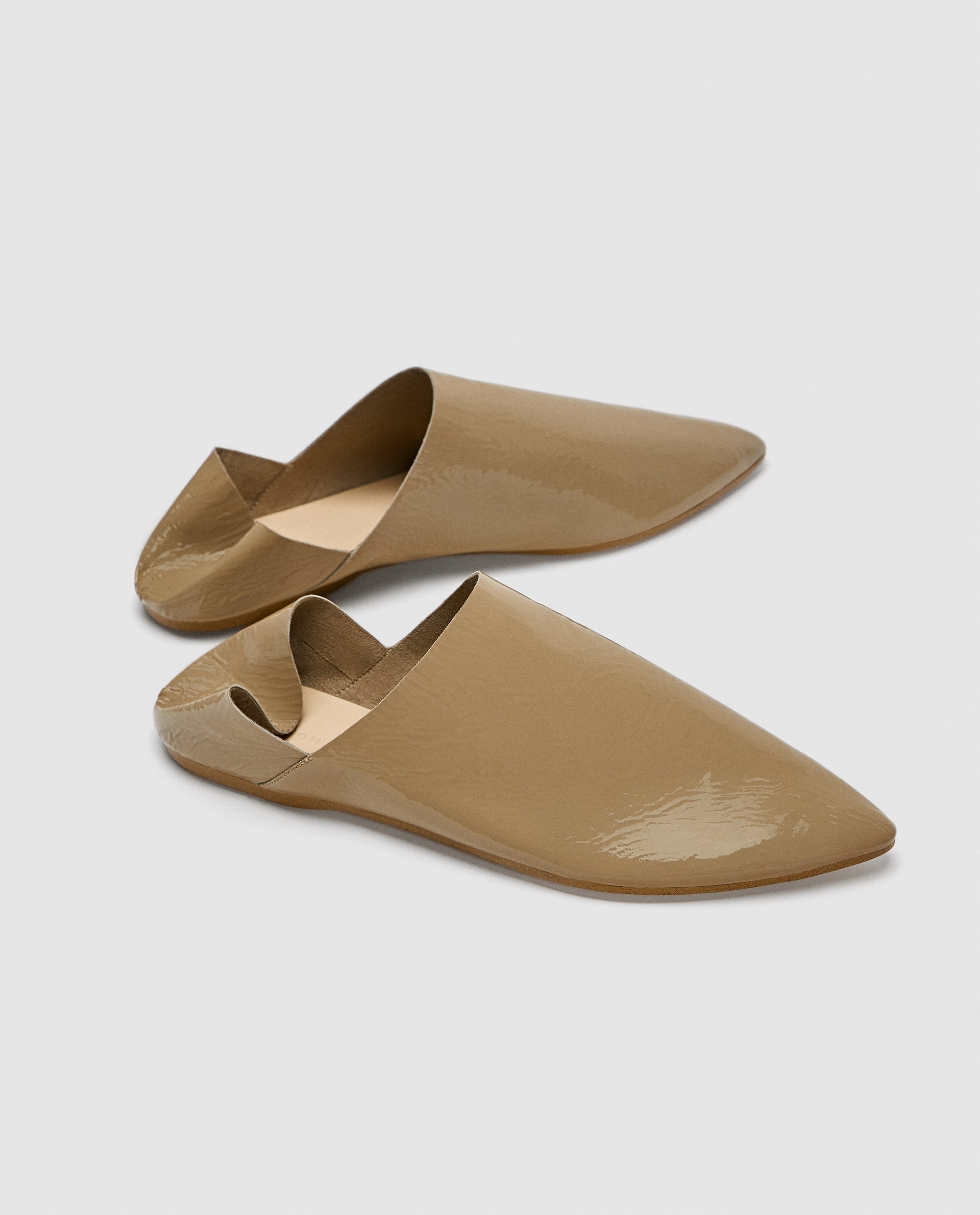 Babucha de piel de charol de Zara: 35,95 euros.