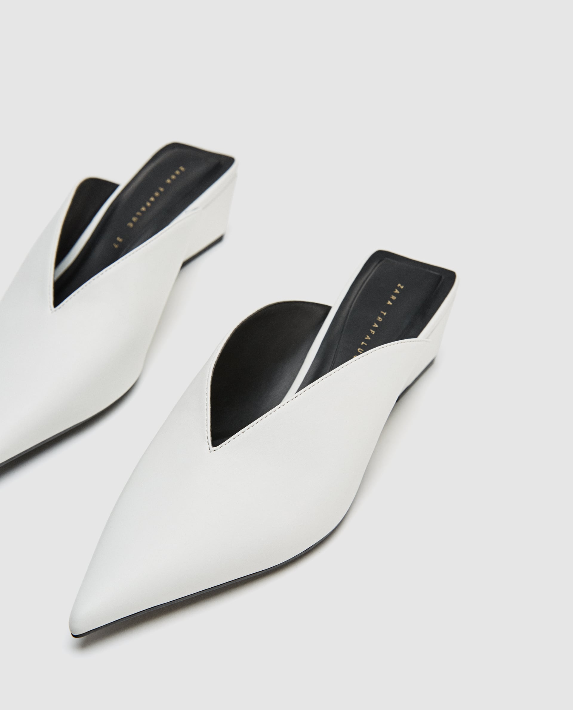 Babuchas en color blanco con un poco de cuña de Zara: 29,95 euros.