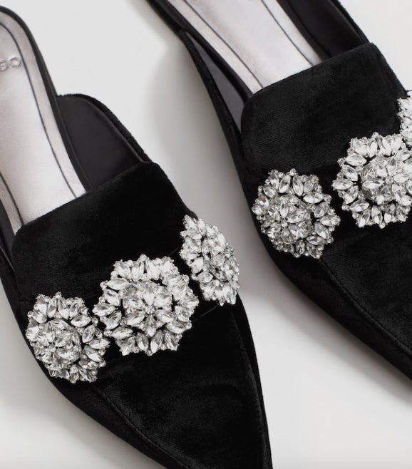 Zapato destaponado con cristales, de Mango: 39,99 euros.