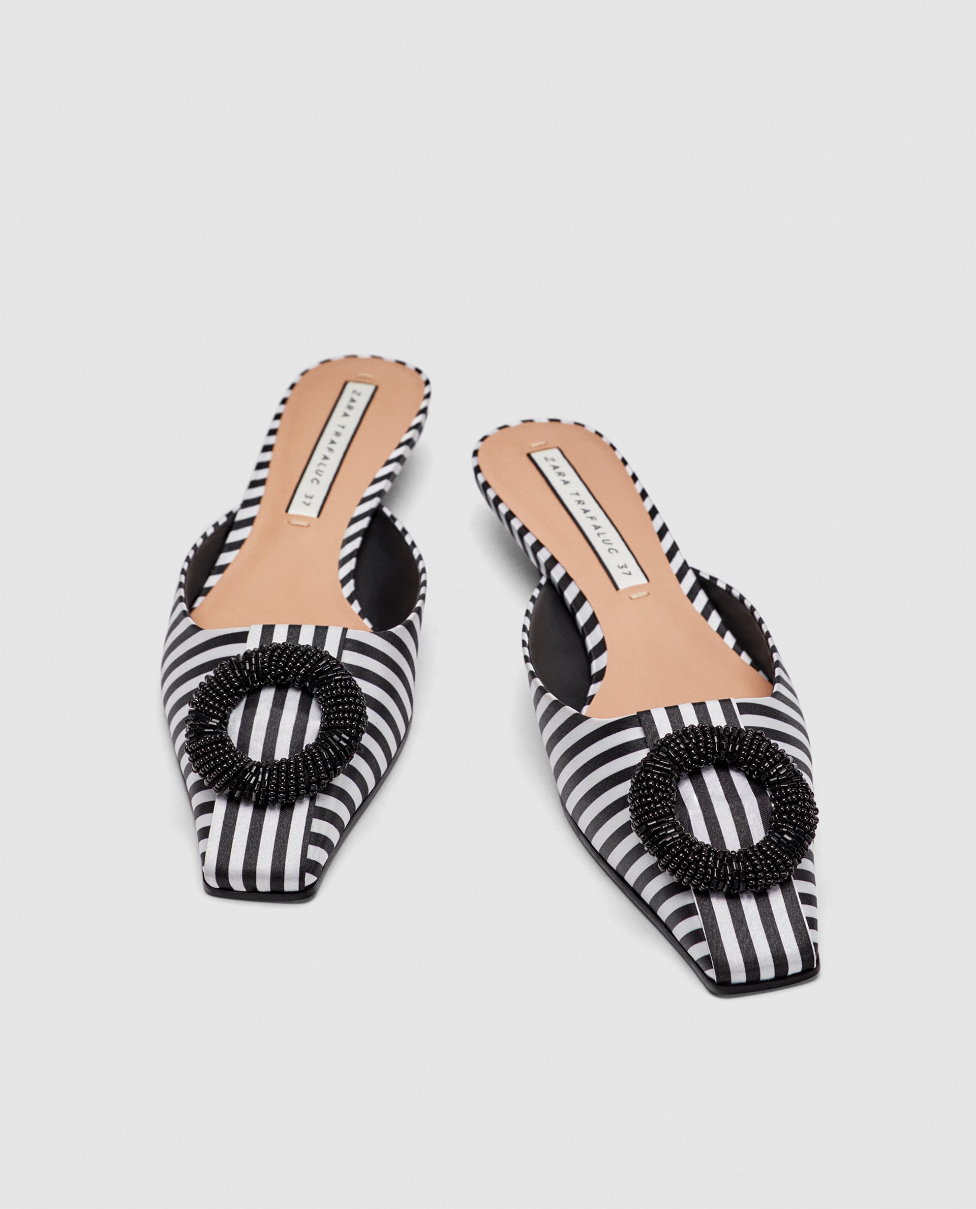 Mule de rayas destalonado de Zara: 29,95 euros.