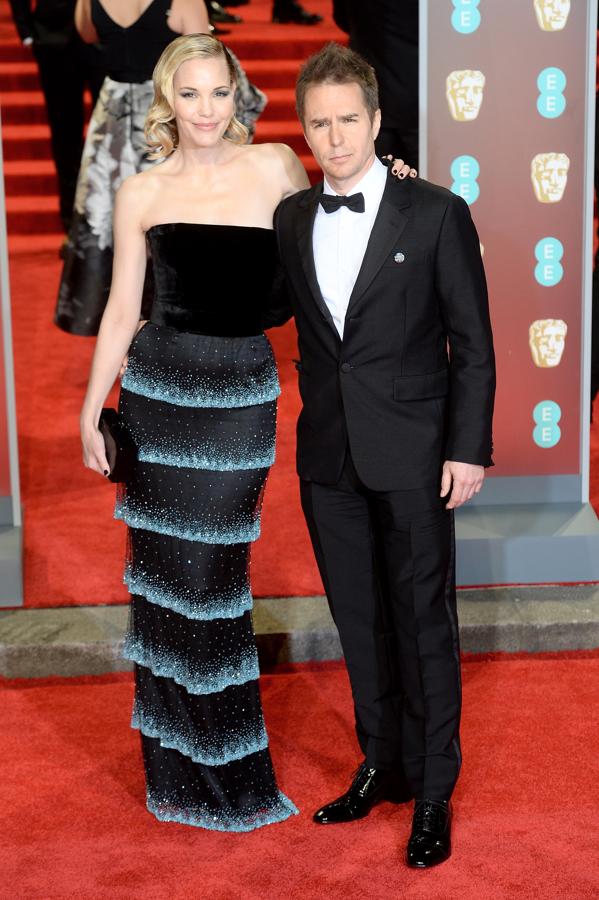 Leslie Bibb junto a Sam Rockwell. Ella lleva vestido largo joya y terciopelo.