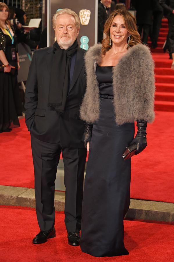 Sir Ridley Scott y Giannina Facio en la alfombra roja de los Premios Bafta.