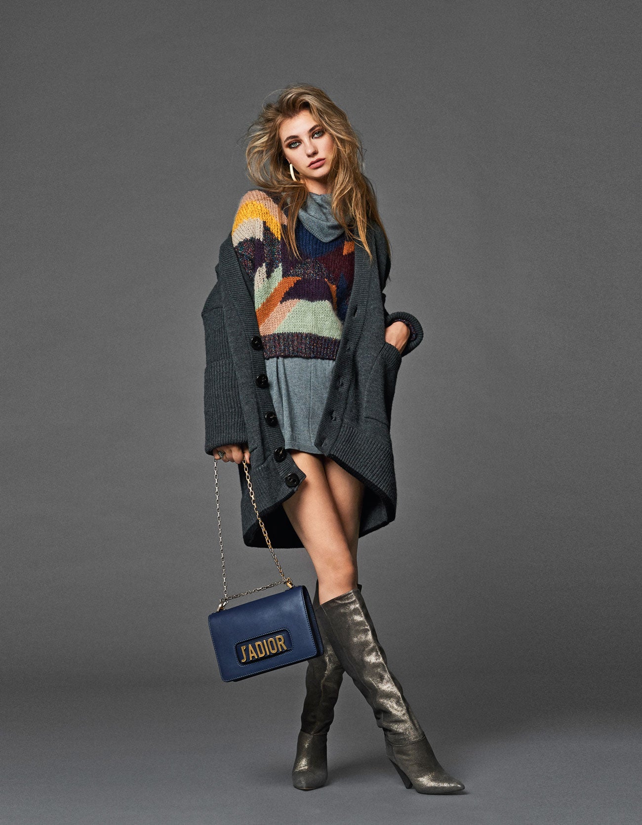 Jersey largo gris de Zendra bajo otro de colores de Isabel Marant. Chaqueta de DSquared2, botas de Isabel Marant, bolso de Dior y pendientes de Aurélie Bidermann.