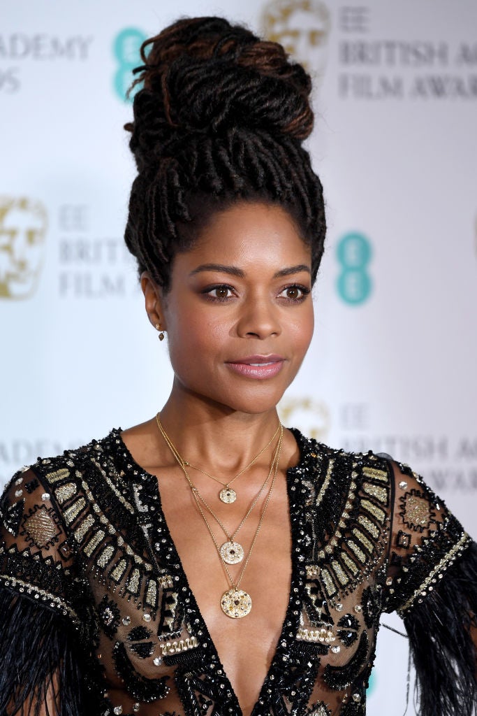 Naomie Harris arriesgó con un moño alto en forma XXL con trenzas afro. Su maquillaje, en tonos rosas, muy favorecedor para su color de piel.