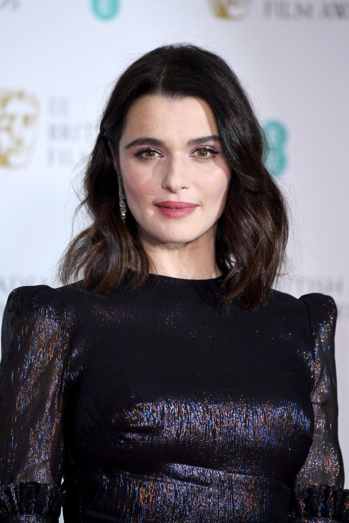 Rachel Weisz con su recién estrenado long bob con ondas suaves. Como maquillaje: sombras lilas metalizadas y labios rosas con acabado brillo.