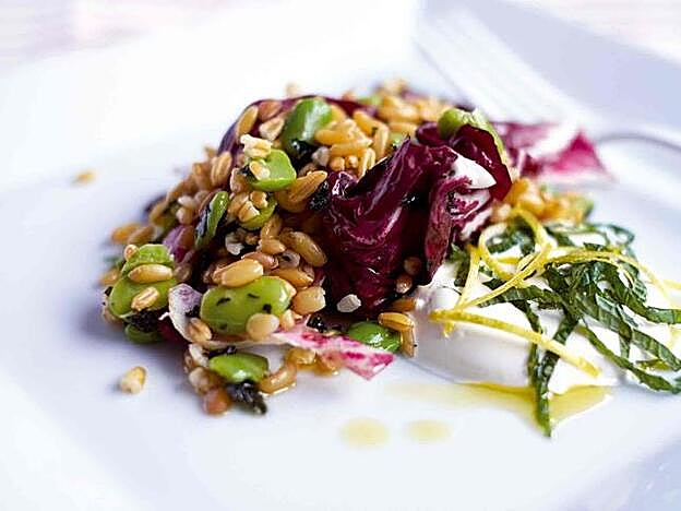 Ensalada de cereales crujientes con habas y yogur. Abajo, la receta.