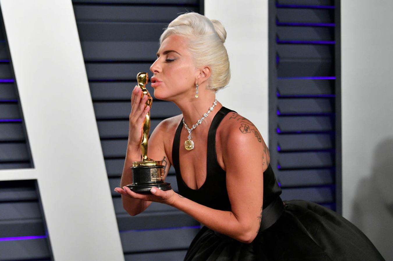 Lady Gaga llegó y triunfó, como se suele decir y es que la cantante reciclada en actriz además de estar nominada en la categoría de mejor actriz se llevó el Oscar a la mejor canción original por Ha nacido una estrella, en la 91 edición de los Premios.