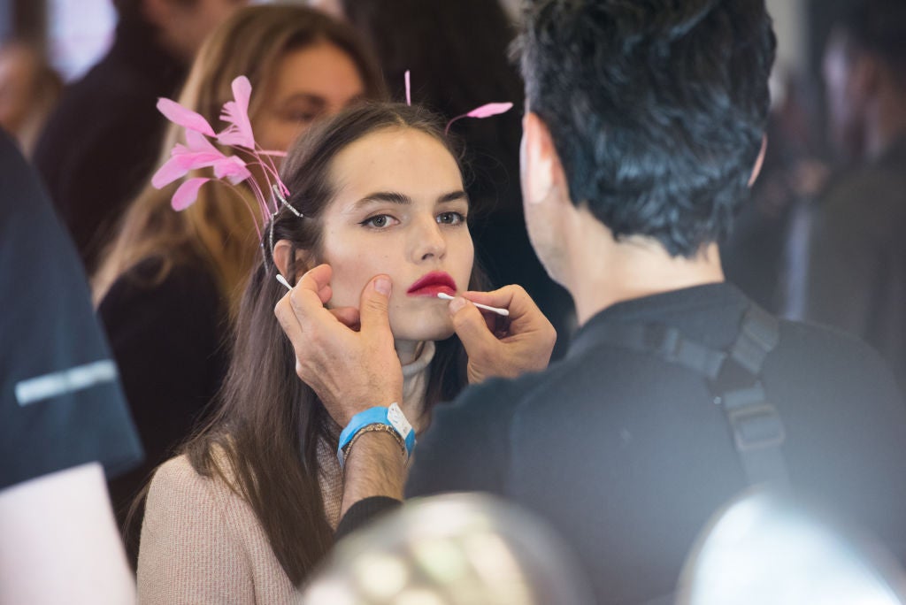 ¿Veremos melenas adornadas con plumas como nos propone Zadig & Voltaire? En una boda, ¿por qué no?