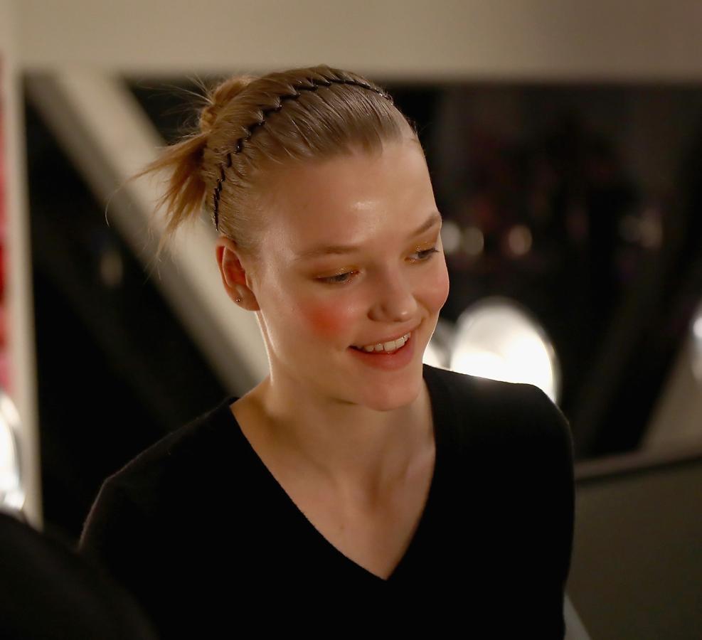 Las diademas en zigzag que llevamos en los 90 es la tendencia de belleza más llamativa de la Semana de la Moda de Nueva York. Su autor: Prabal Gurung.