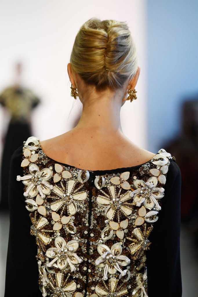 El moño italiano de Badgley Mischka es otro peinado perfecto para ir de boda.