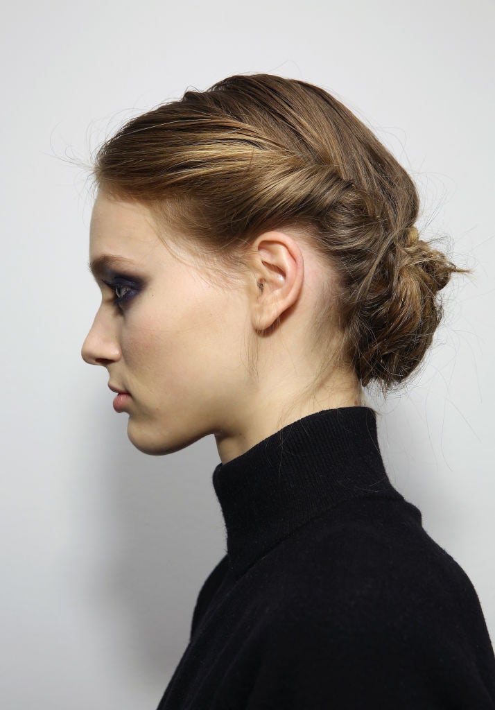 En su despedida de las pasarelas Carolina Herrera apostó por un recogido romántico con raya en el edio y el pelo enrollado. Con él serás la invitada perfecta.