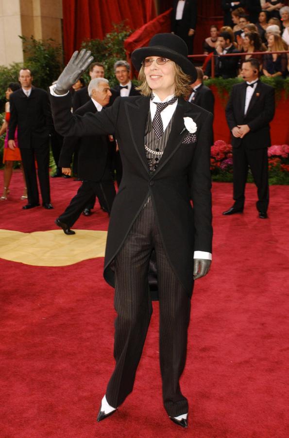Diane Keaton llevó el estilo masculino al extremo en los Oscar de 2004, tanto que parecía carnaval y pensamos que de la chistera iba a salir un conejo. ¿No estaría invitado a la gala?