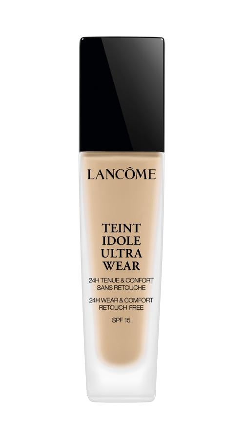 Teint Idole Ultra Wear de Lancôme. Fórmula de larga duración, hasta 24 h, y alta cobertura que unifica el rostro, sin dejar brillos, con un acabado aterciopelado. 19 tonos. (41,50€)