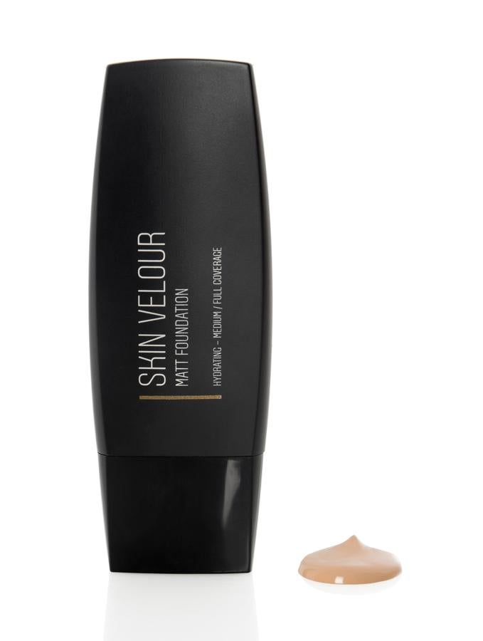 Skin Velour Foundation de Nilens Jord. Base de maquillaje mate con una textura que se funde con la piel. Apta para veganos, y enriquecida con ácido hialurónico y vitamina E. (39€)