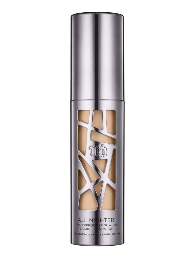 All Nighter Liquid Foundation de Urban Decay. Una fórmula waterproof que neutraliza los brillos y proporciona una cobertura completa, con un acabado mate. 24 tonos. (35€)