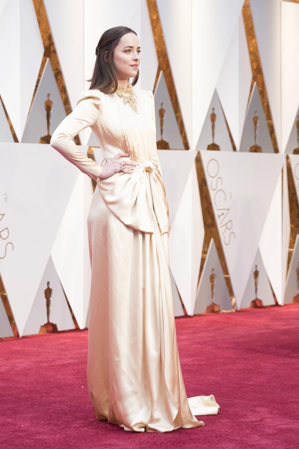Dakota Johnson apostó por un Gucci vintage en los Oscars de 2017 y aunque este año fue una de las ausentes, cómo nos hubiera gustado verla vestida de Gucci