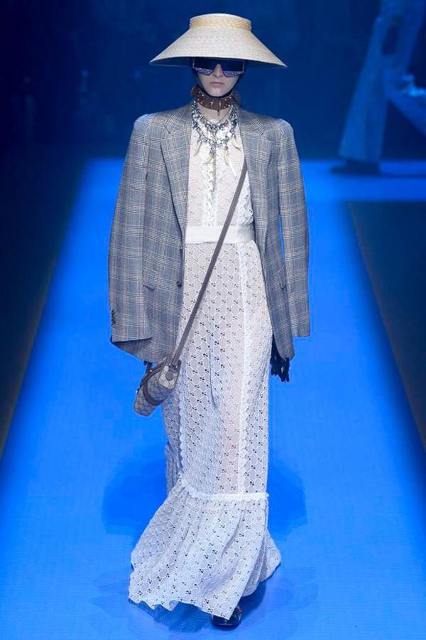 O con este diseño 'naive' en blanco de Gucci, pero la realidad superó a la ficción un Emma fue de Vuitton y con traje masculino.