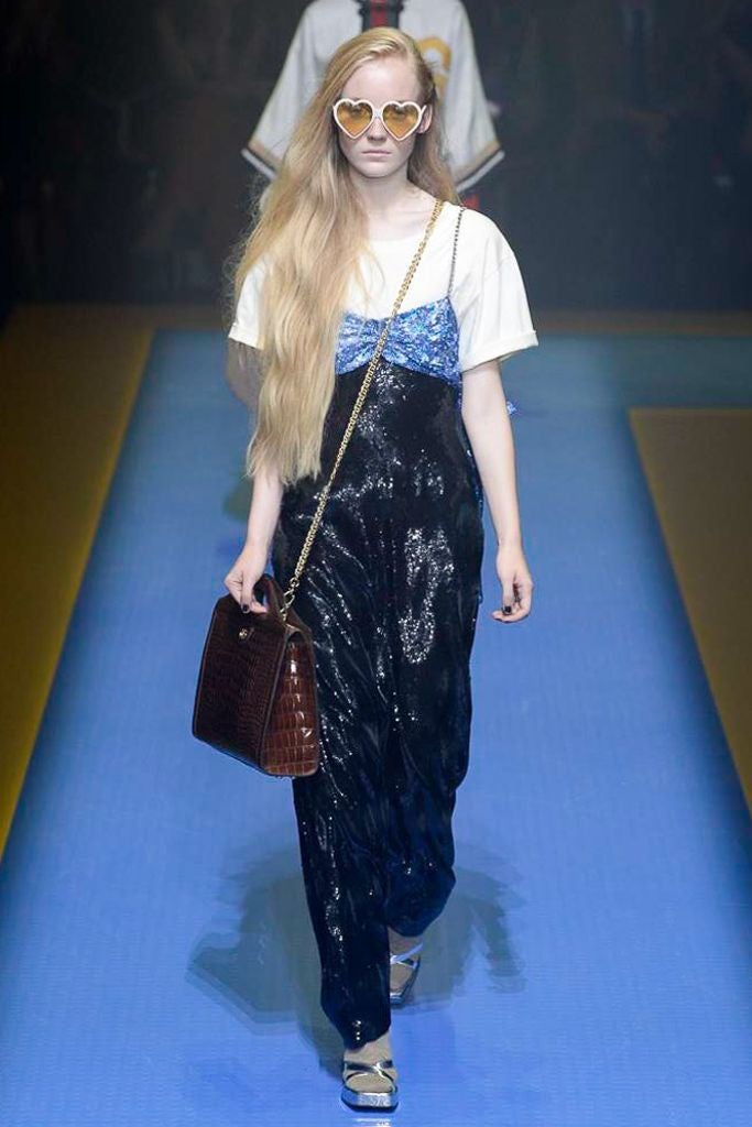 Con este diseño de lentejuelas negro de Gucci si las famosas se hubiera sumado al #Whywewearblack.