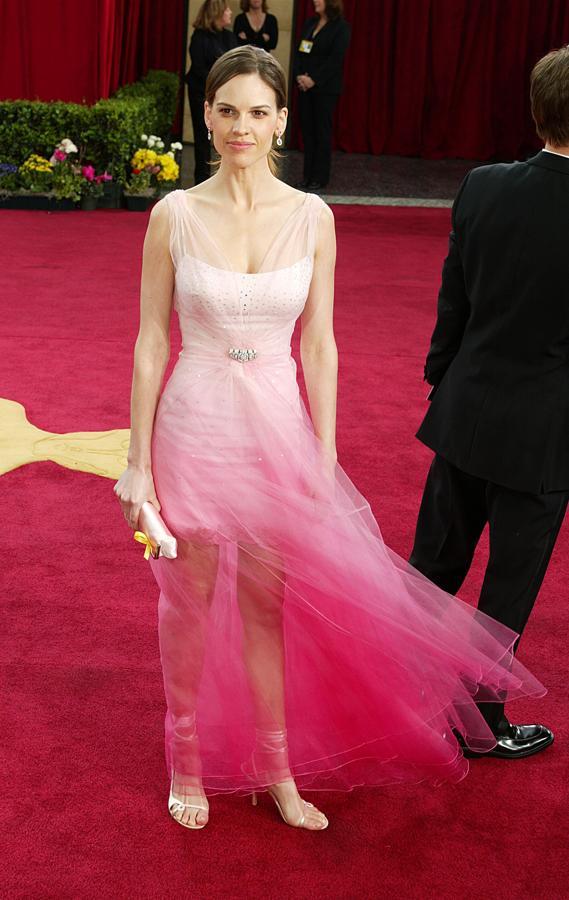 Si los grandes diseñadores visten a las Barbies como actrices, las actrices también pueden vestir como Barbies, ¿no? Y de esta guisa se presentó Hilary Swank en 2003