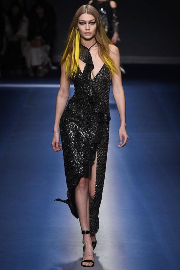 A Jennifer Aniston le hubiera sentado genial este vestidazo de Versace con el que hubiera podido lucir pierna y escote pronunciado