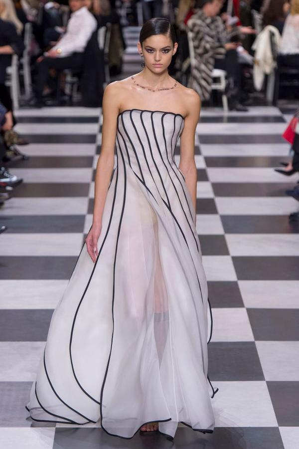 De blanco, con este maravilloso vestido princesa con juego de volúmenes de la misma colección.