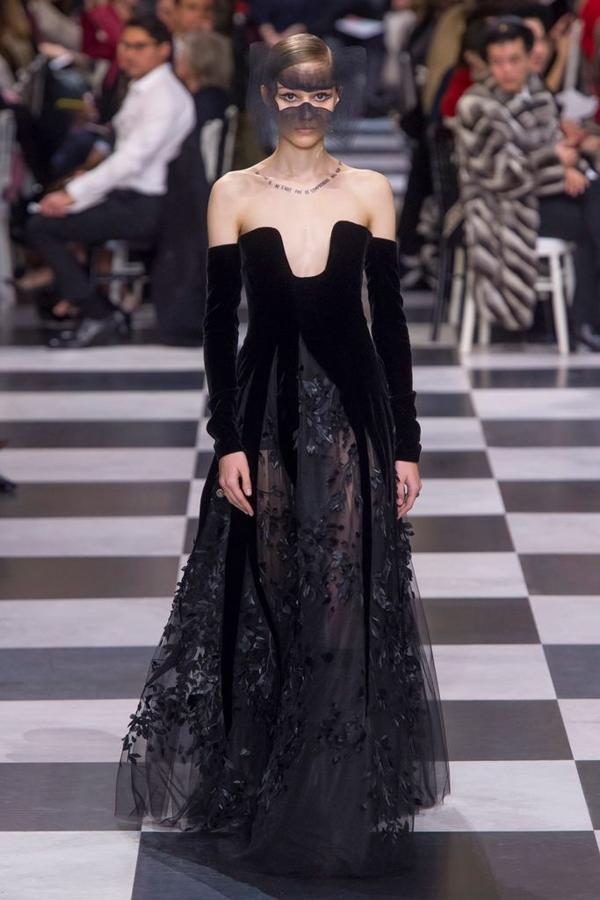 Si la alfombra roja se hubiera teñido de negro, podría haber llevado este vestidazo de Christian Dior Couture.