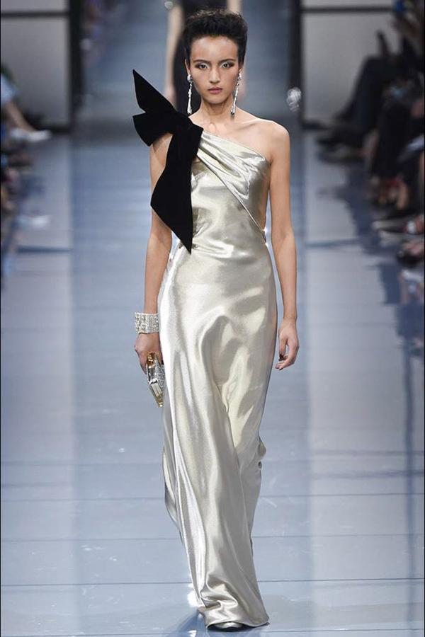 O con un sofisticado vestido blanco de Armani Privé como este.