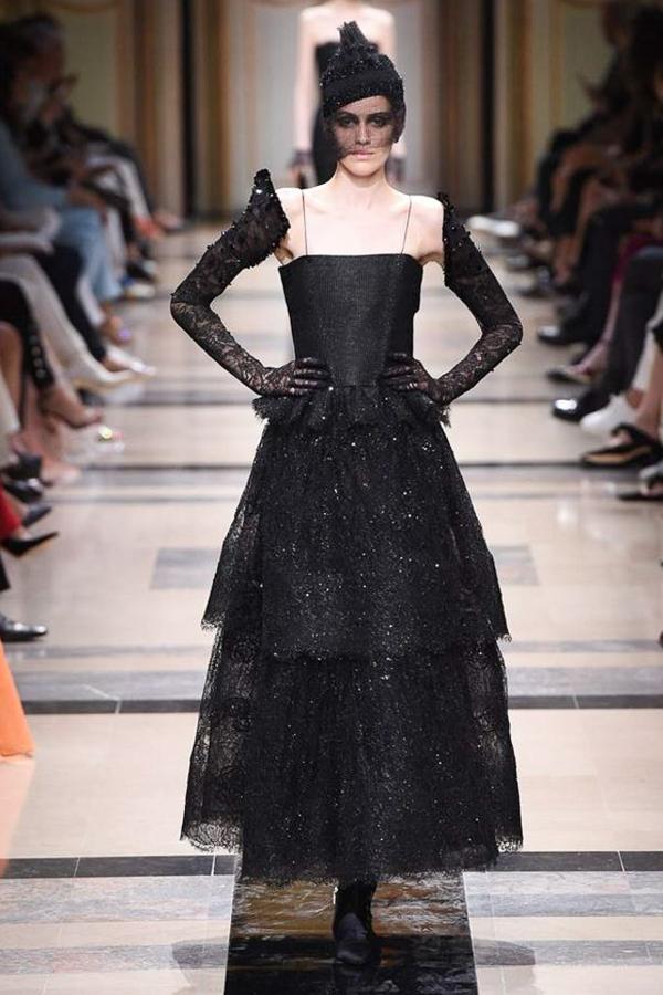 Hubiera podido ser con un vestido negro como este.