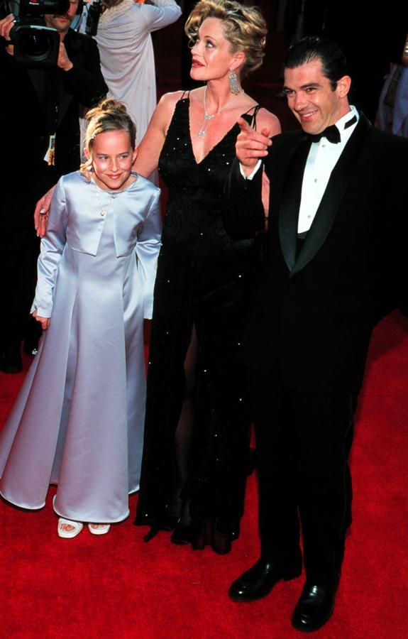 Pobre Dakota Johnson, quién nos iba a decir en 2000, con ese vestido que sería la envidia del ángel de Fra Angelico en La anunciación, que acabaría protagonizando 'Cincuenta sombras'