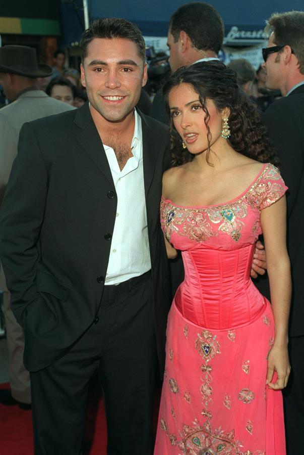 En 2000 Salma Hayek la lio pero un año anterior también lo hizo. Ese rosa con esos bordados en ese vestido... ¡que se acabe esta pesadillas!