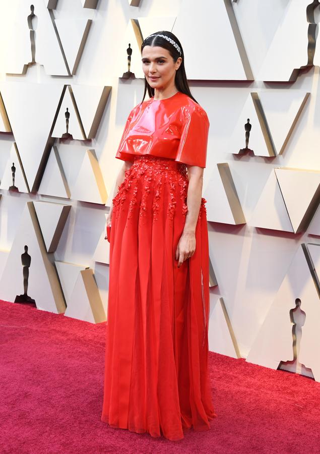 Rachel Weisz, en la alfombra roja de los premios Oscar 2019, con un vestido rojo de Givenchy Alta Costura que, aunque era muy original, no le sentaba nada bien...