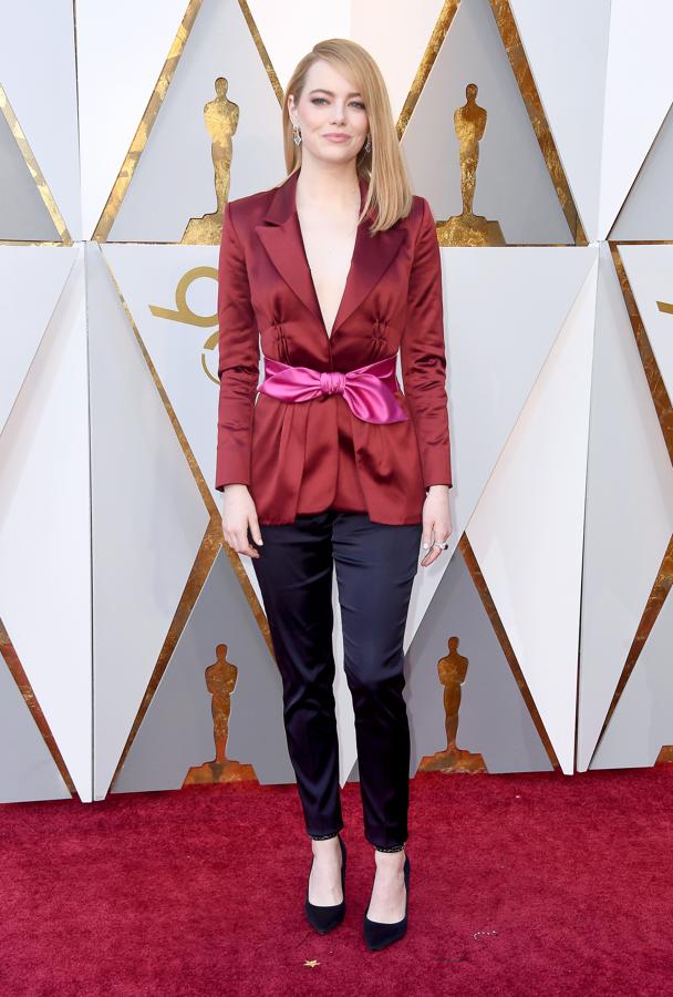 ¿De verdad, Emma Stone, que esto ha sido lo mejor que has encontrado para ir a los Oscar? A su dos piezas no lo salva ni Louis Vuitton