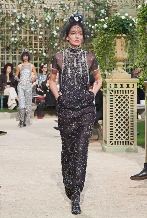 A Saoirse Ronan le hubiera sentado de maravilla este Chanel negro