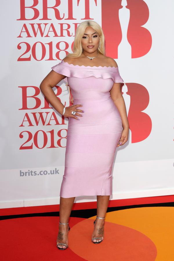 Stefflon Don con un ajustadísimo vestido rosa con escote bardot de Saint Laurent.