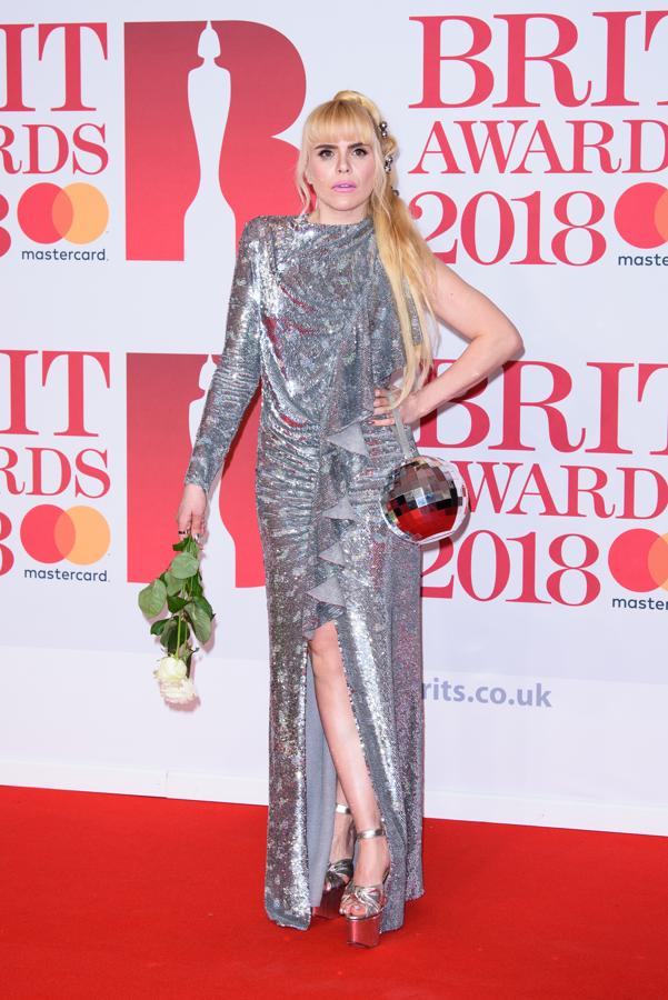 Paloma Faith se ha decantado por un look glitter efecto 'bola de discoteca' de Ashish. También lleva la rosa blanca reivindicativa del feminismo, como hicieron las asistentes a los Grammy.