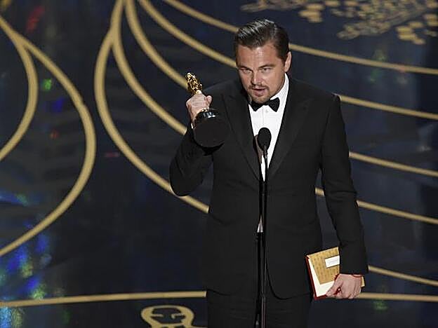 Leonardo DiCaprio con su estatuilla.