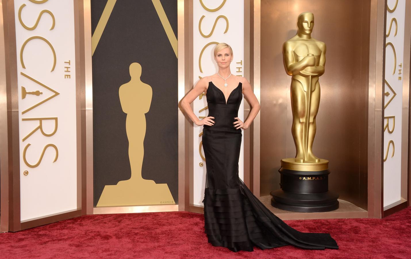 Imposible olvidar el vestido de Dior con cola y escote de vértigo de Charlize Theron en los Oscar de 2014