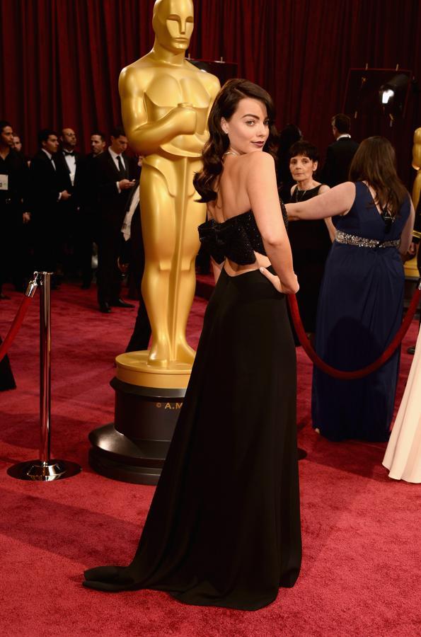 De negro y con le pelo muy oscuro pisó por primera vez la alfombra roja de los Oscar una irreconocible Margot Robbie en 2014.