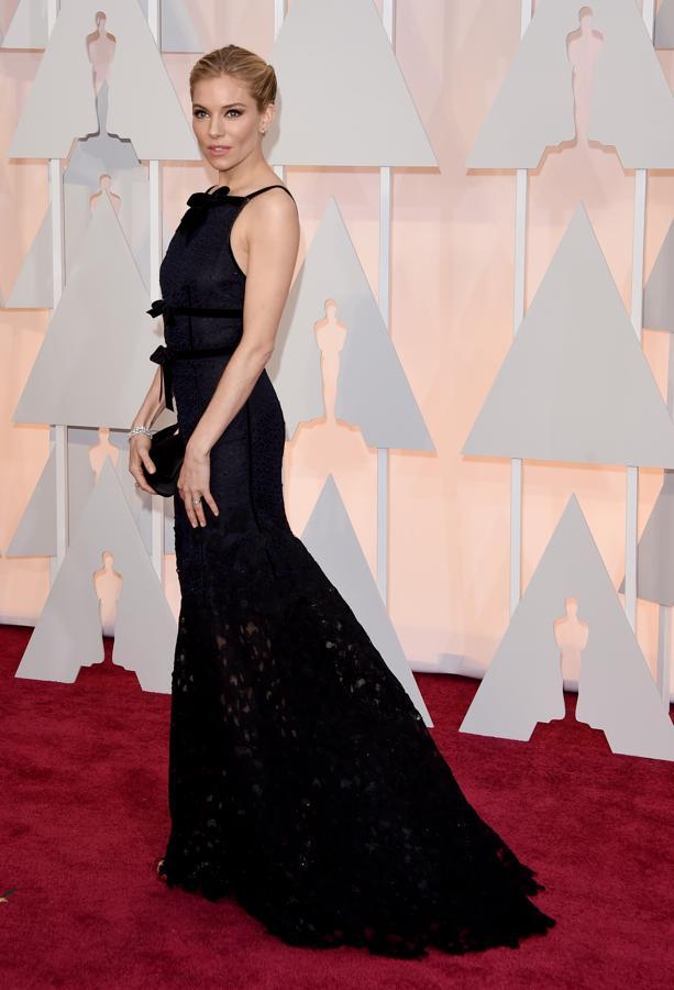 En 2015, Sienna Miller no estaba nominada a los Oscar, pero sí la película en la que actuó, 'American Sniper'. Estuvo a la altura con un vestido negro y azul marino de Óscar de la Renta