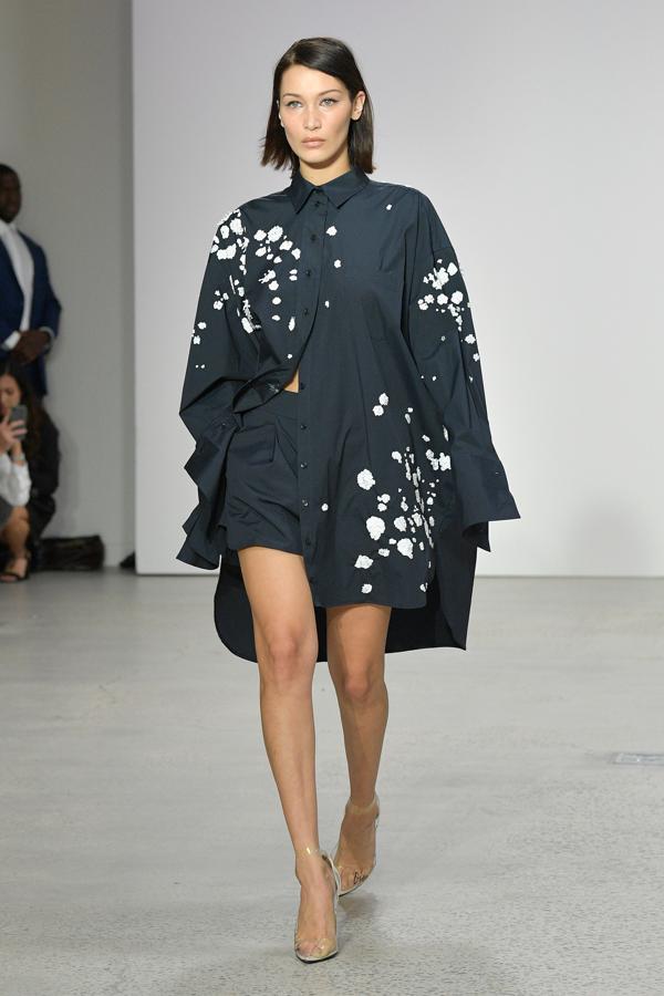 Para la primavera, Óscar de la Renta propone por un look arty con unas bermudas y una blusa salpicadas con pintura que recuerdan a la ropa usada por un pintor