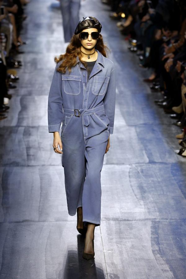 Una colección plagada de azul marino, el único color según Chiuri que puede competir con el negr, y que tiñe monos y conjuntos de pantalñon y chaqueta