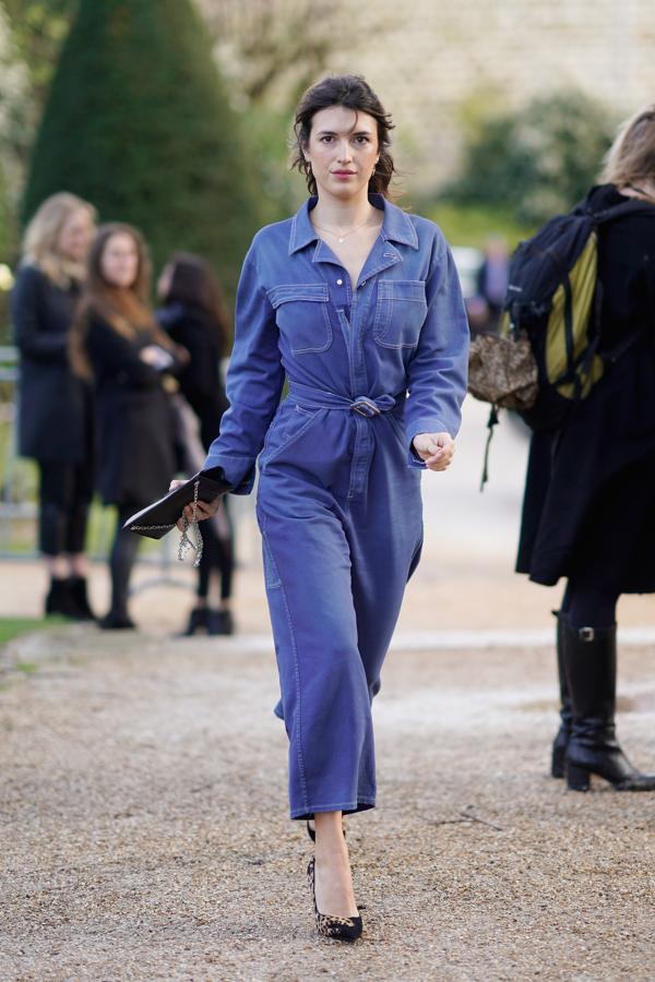 Jeanne Damas lució un mono denim anudado a la cintura de Dior durante la Alta Costura de París que combinó con salones y un bolso de mano