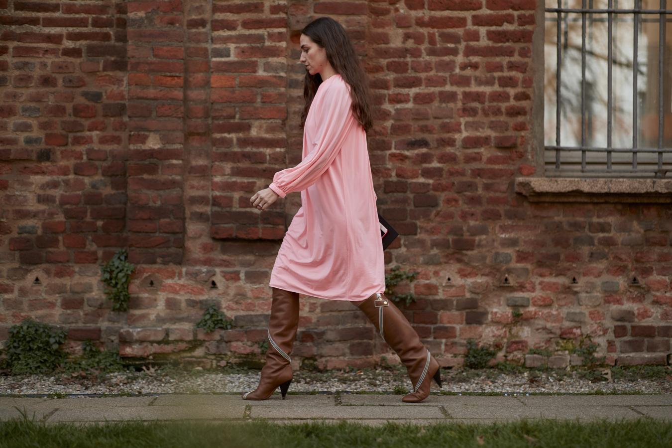 Vestido midi y botas altas son el binomio fashionista de la temporada... ¡y una de las mejores formas de ir cómoda, estilosa y sin frío!