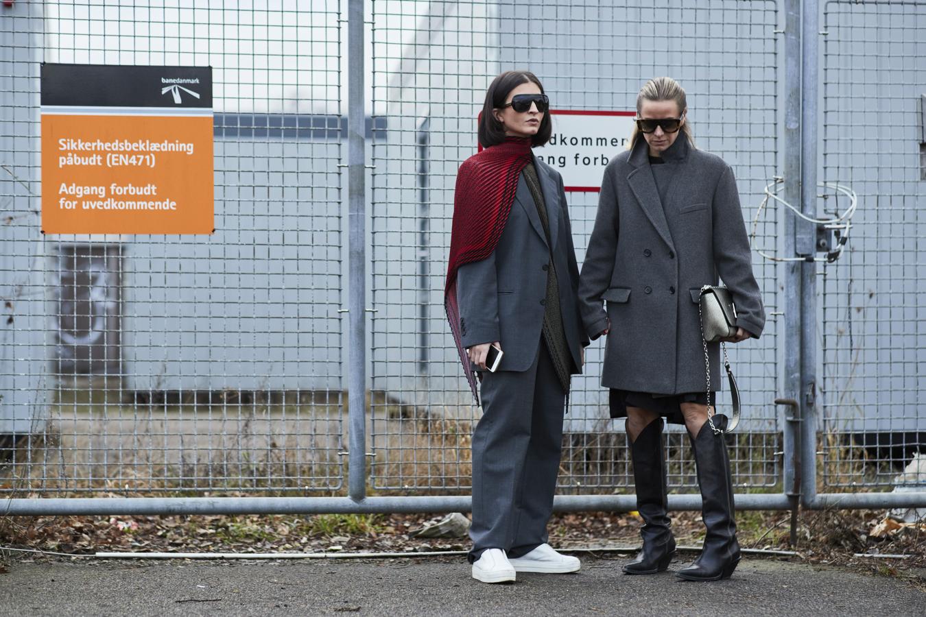 Los trajes masculinos si los combinas con zapatillas, mejor. Cómoda y estilosa.