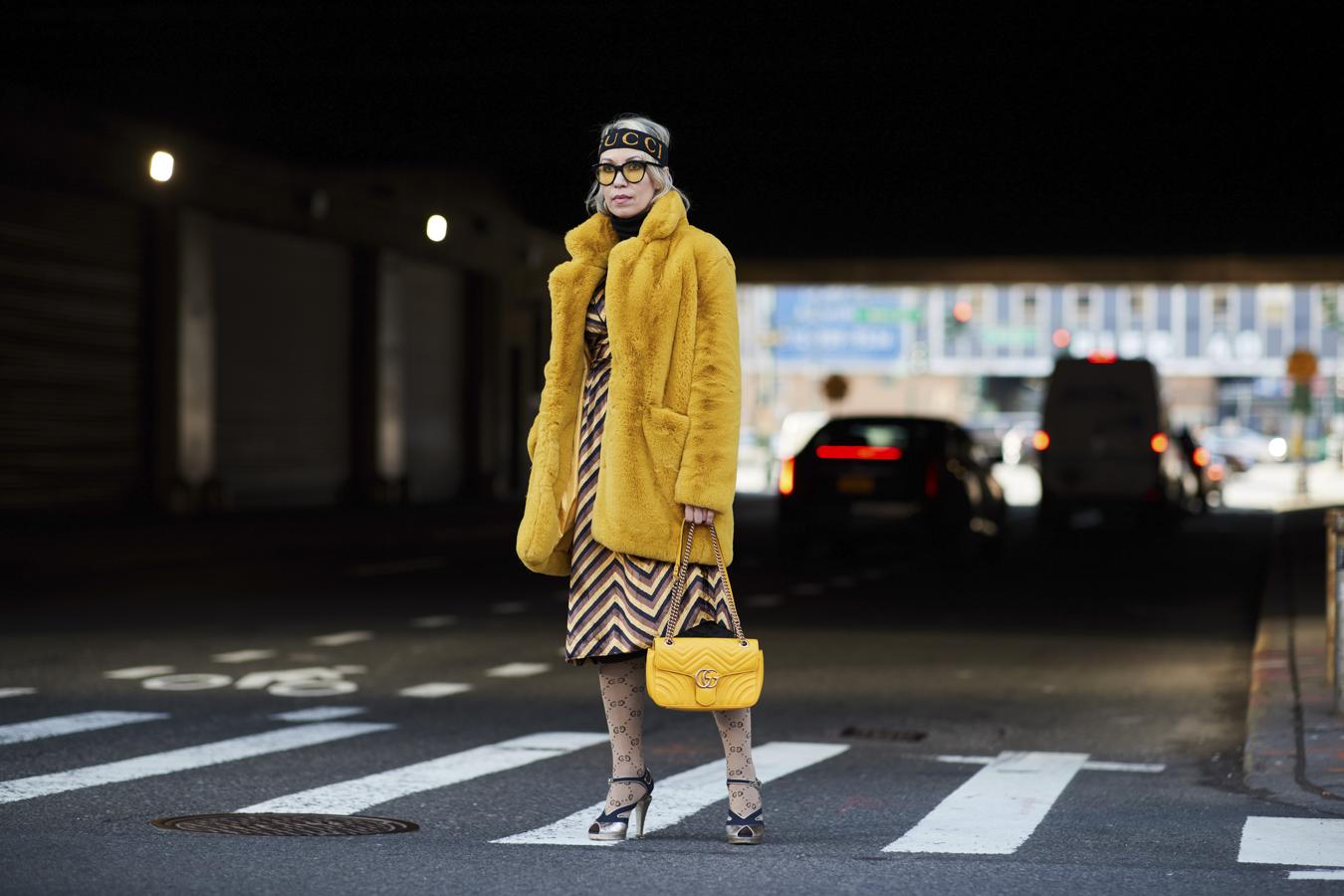 Y sí, asl medias con los logos de Gucci han arrasado. Solo las más atrevidas las han lucido y las han combinado de una manera extrema como esta. ¡Fiebre por Gucci!