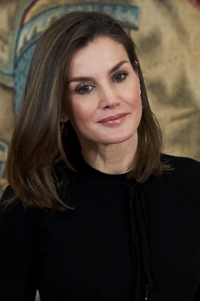 Letizia con su media melena lisa peinada con raya a un lado y movimiento en las puntas.